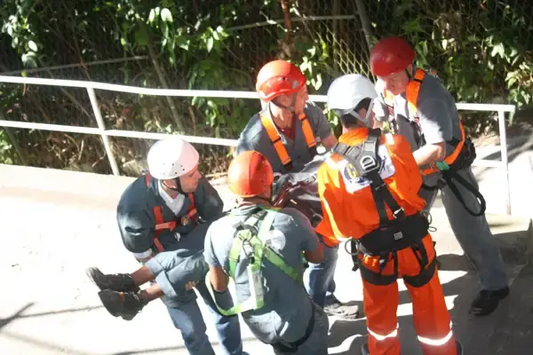 Equipe de resgate para trabalho em altura