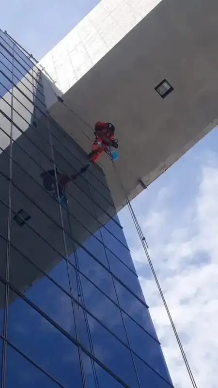 Limpeza de fachada alpinismo